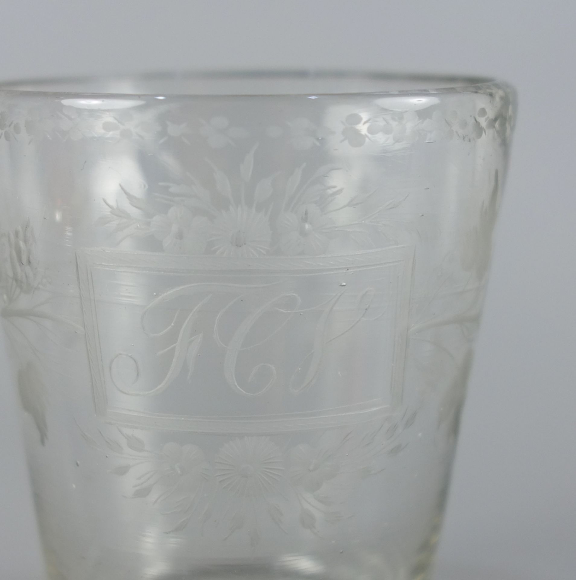 kleines Becherglas mit Initialen, um 1820/1830, umlaufende Weinrebenranke im Bl - Image 2 of 4