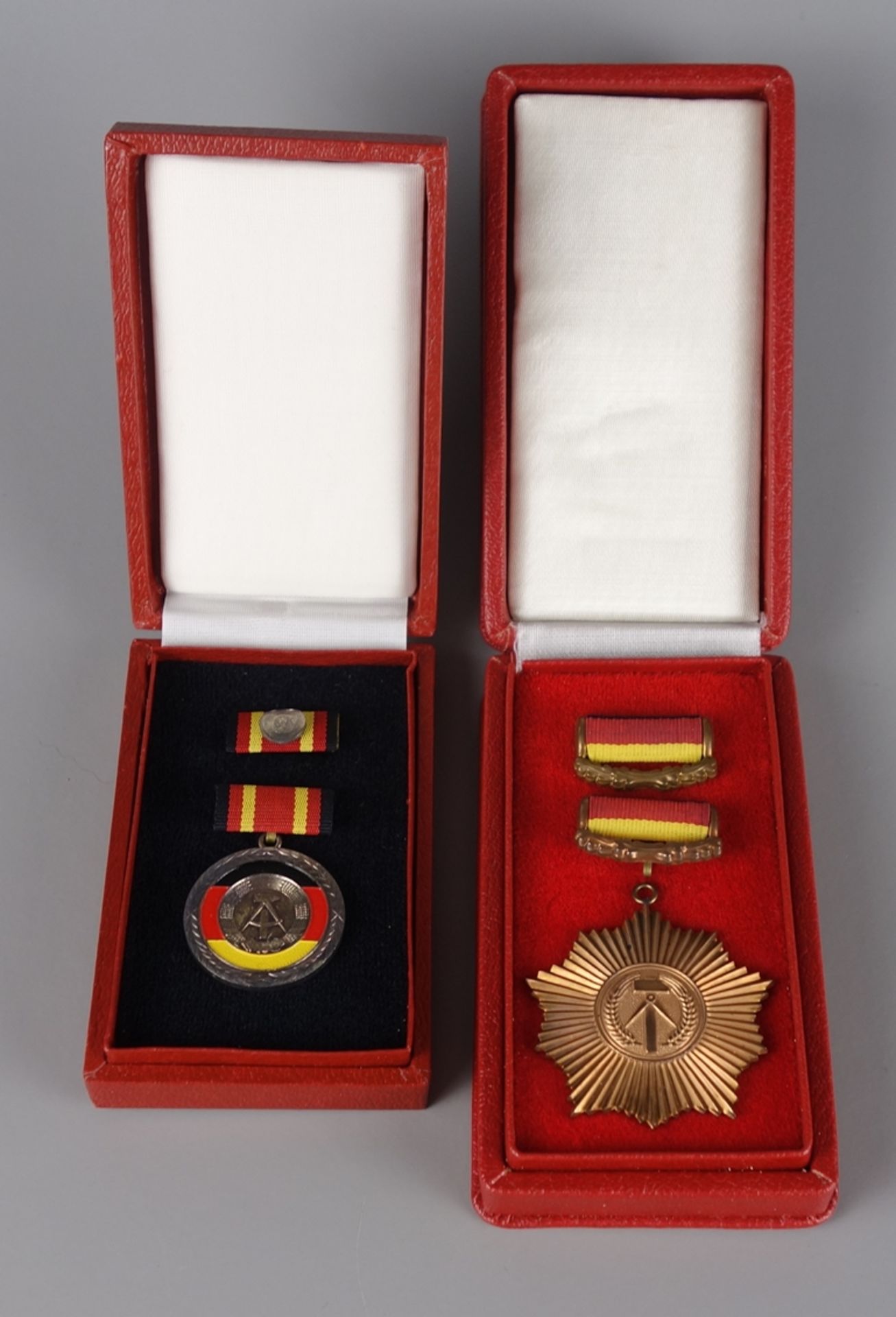 Vaterländischer Verdienstorden in Bronze und Verdienstmedaille der DDR, mit Urk - Bild 3 aus 3