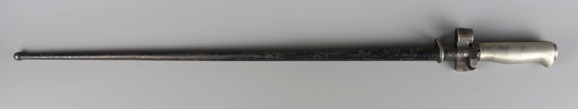 Bajonett M1886 Lebel, Frankreich, Vierkantklinge, Gesamt-L.63,4cm, L. der Schei