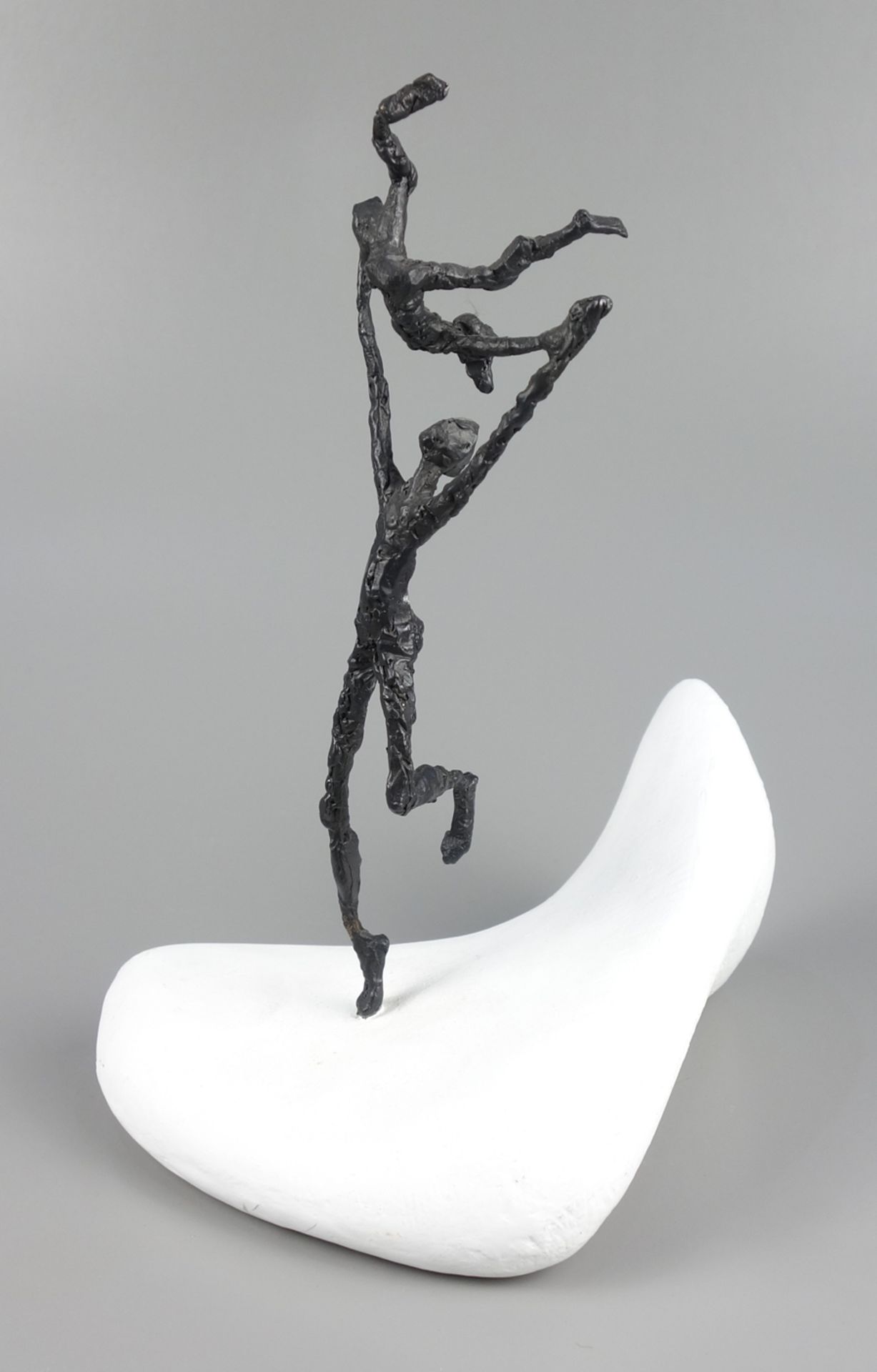 surrealistische Plastik "Vater mit Kind", Bronze, 2. Hälfte 20.Jh., auf weißem