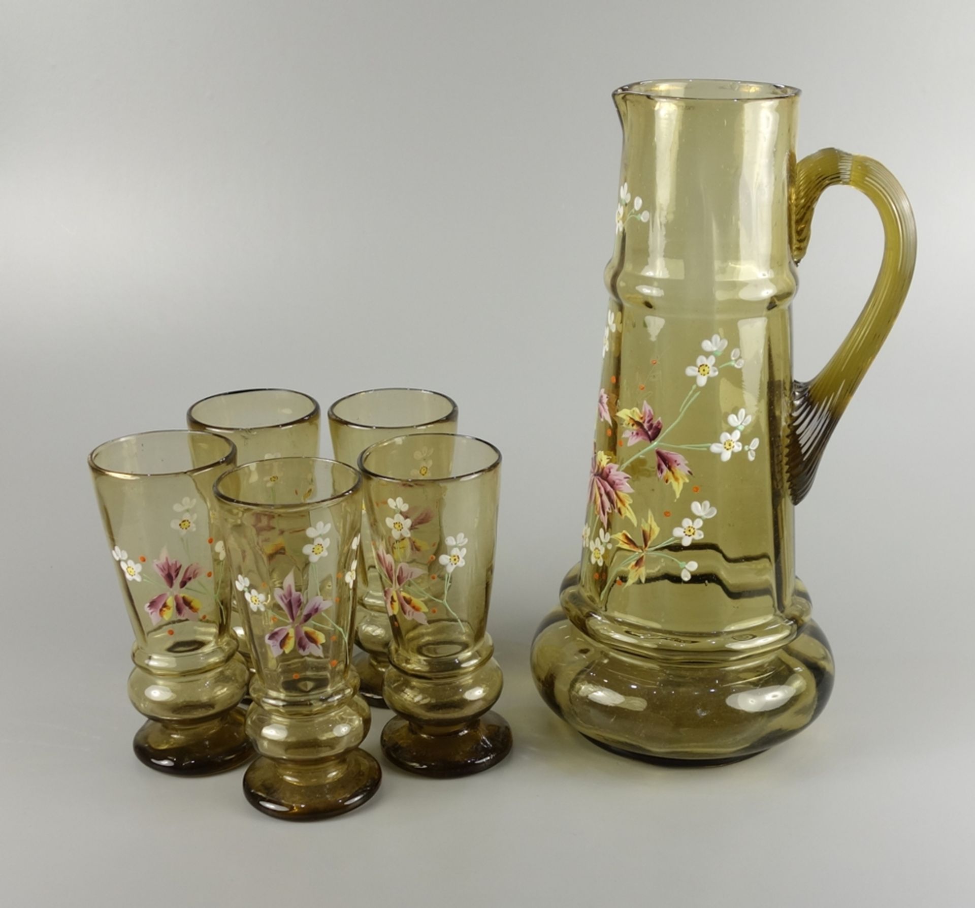 Schenkkanne mit 5 Gläsern, um 1890, Grünglas, florale Emaillemalerei, Kanne mit