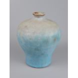 Vase mit blau-beiger Mattglasur, Studiokeramik, signiert (ungedeutet), Ritznumm