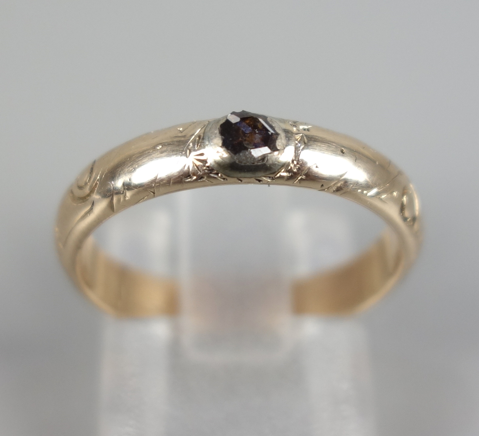 Ring mit Diamantröschen, 333er Gold, 2,82g, in Ringschiene eingearbeitet, ca.0, - Image 2 of 2