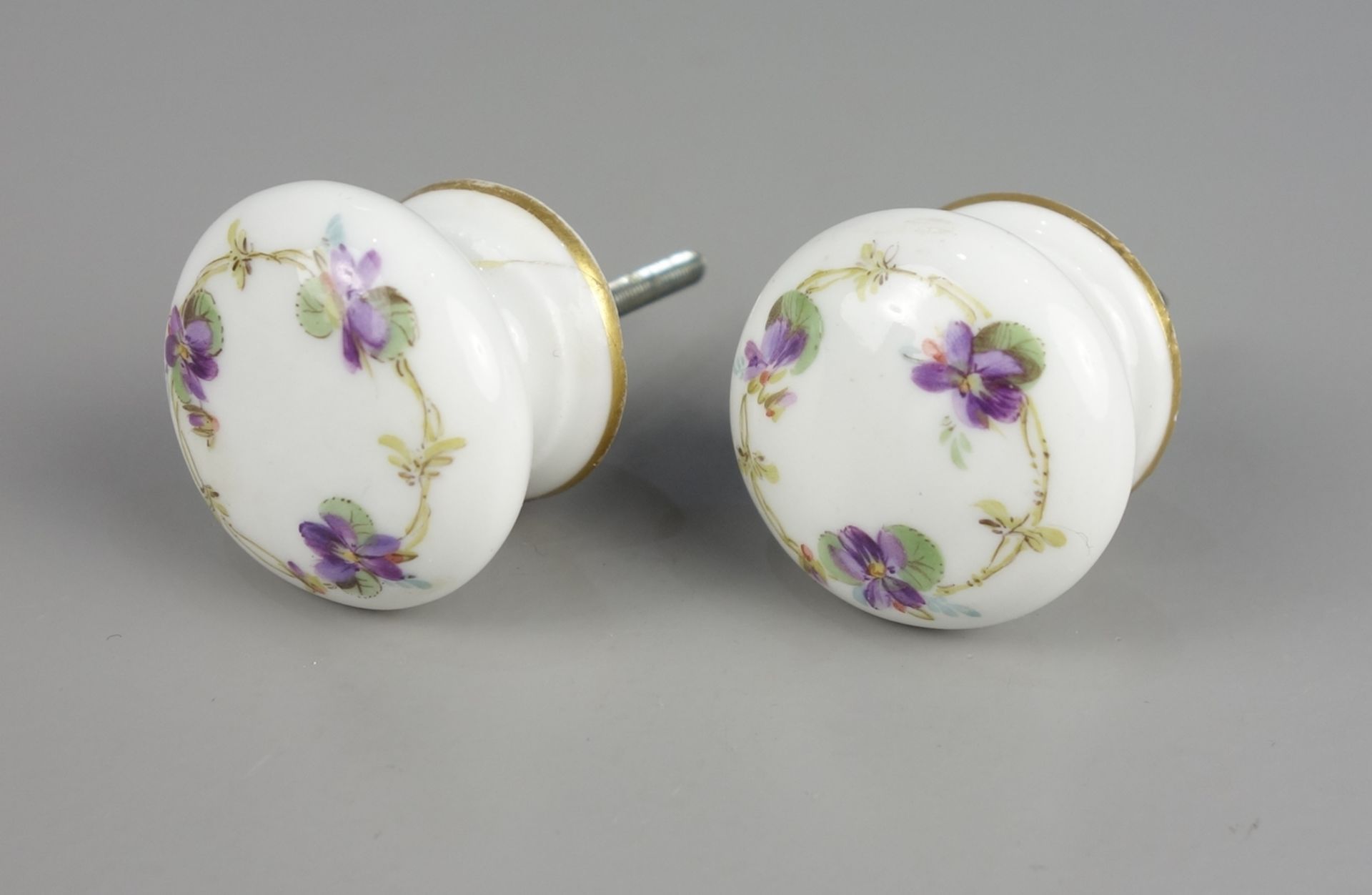 Paar Möbelknöpfe, Meissen, Knaufzeit (1915-1924), Veilchenblüten, D.ca.3cm, 1*