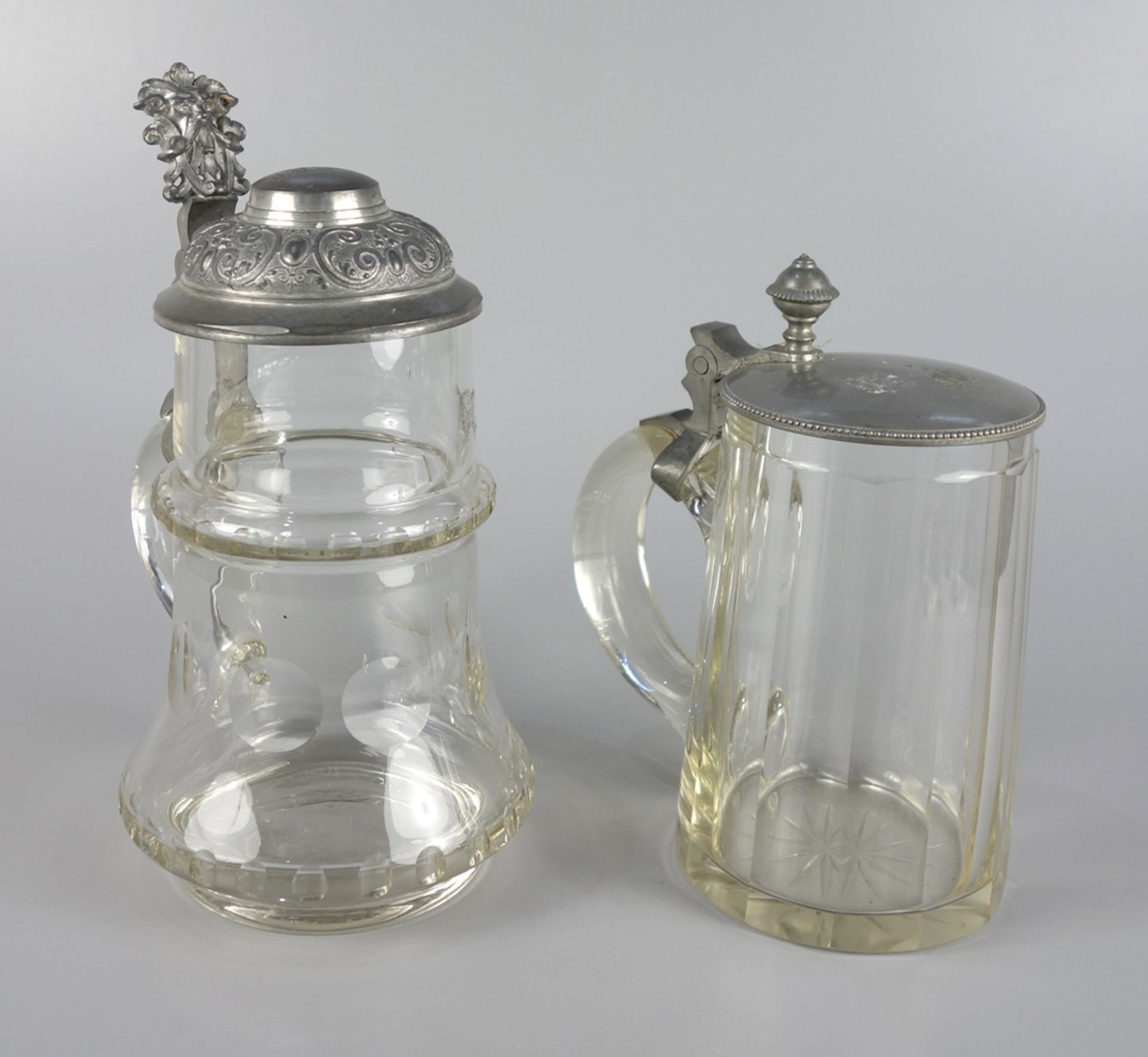 2 Kristallbierkrüge, um 1890, 1* plangeschliffener Stand, facettierte Wandung,