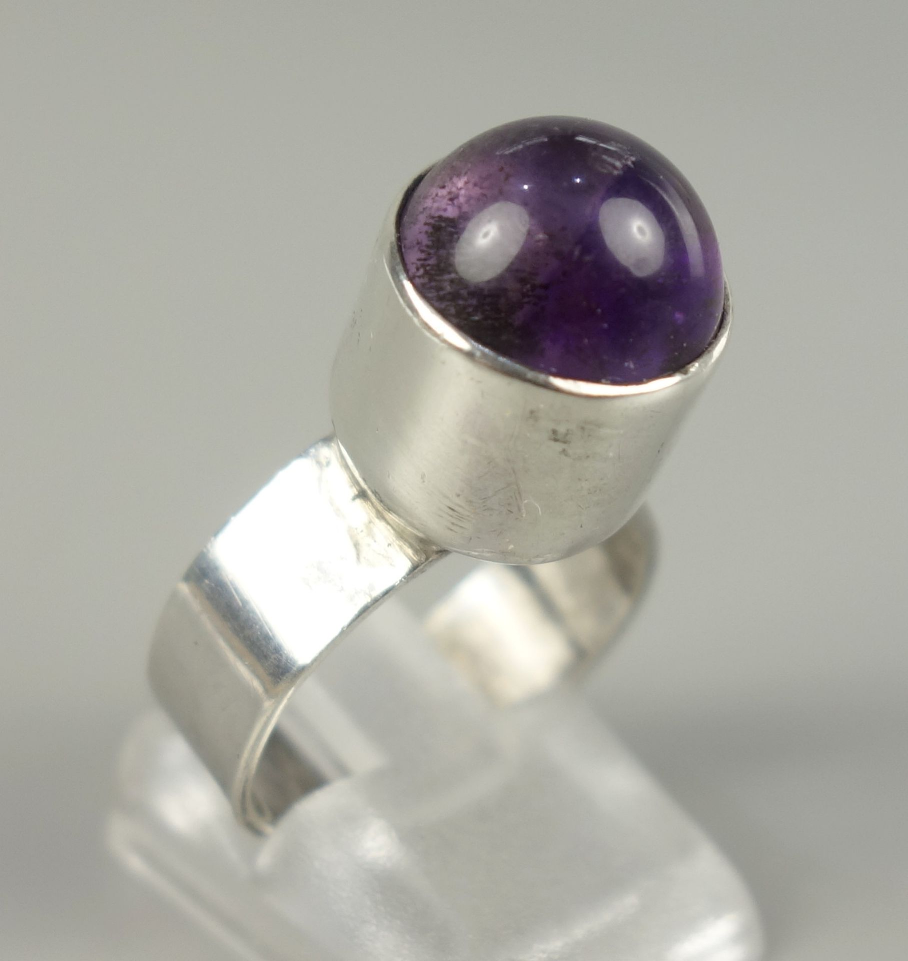 Ring mit Amethyst, 925er Silber, Gew.5,94g, ungedeutete Punze, Kugelcabochon in