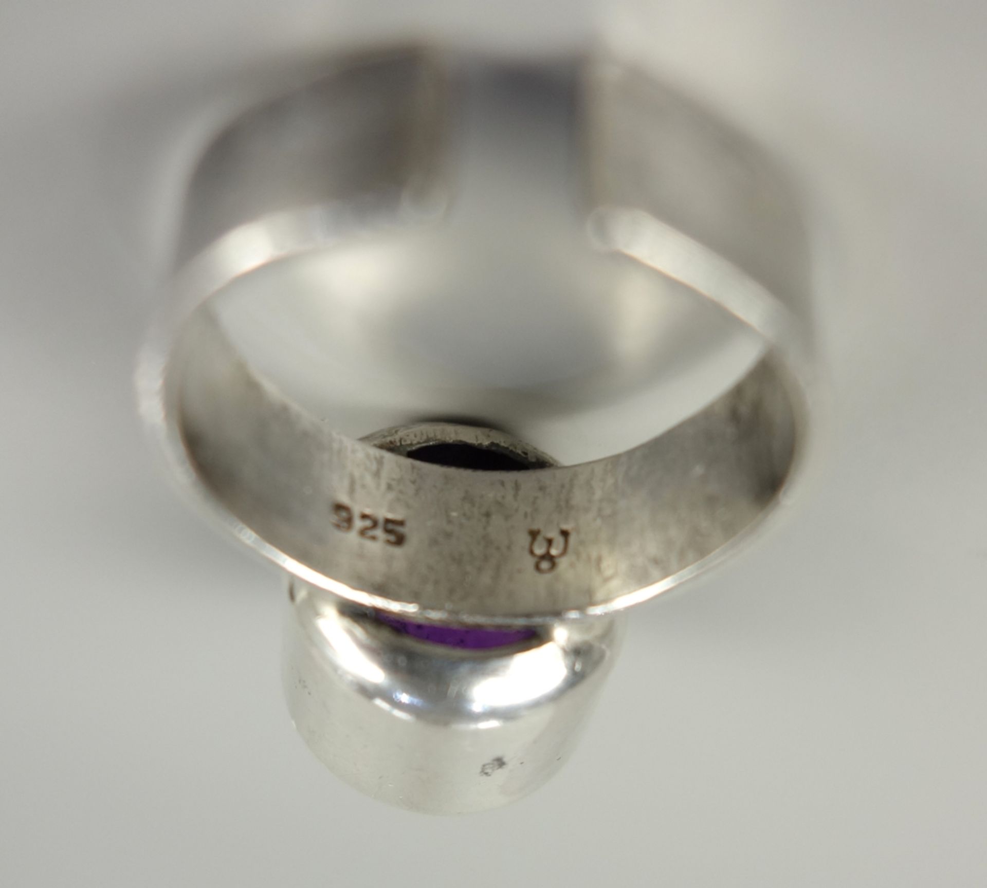 Ring mit Amethyst, 925er Silber, Gew.5,94g, ungedeutete Punze, Kugelcabochon in - Bild 2 aus 2