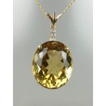 Anhänger mit Citrin, ca.37,5ct und 3 Diamanten, an Kette, 750er Gold, Gew.11,06