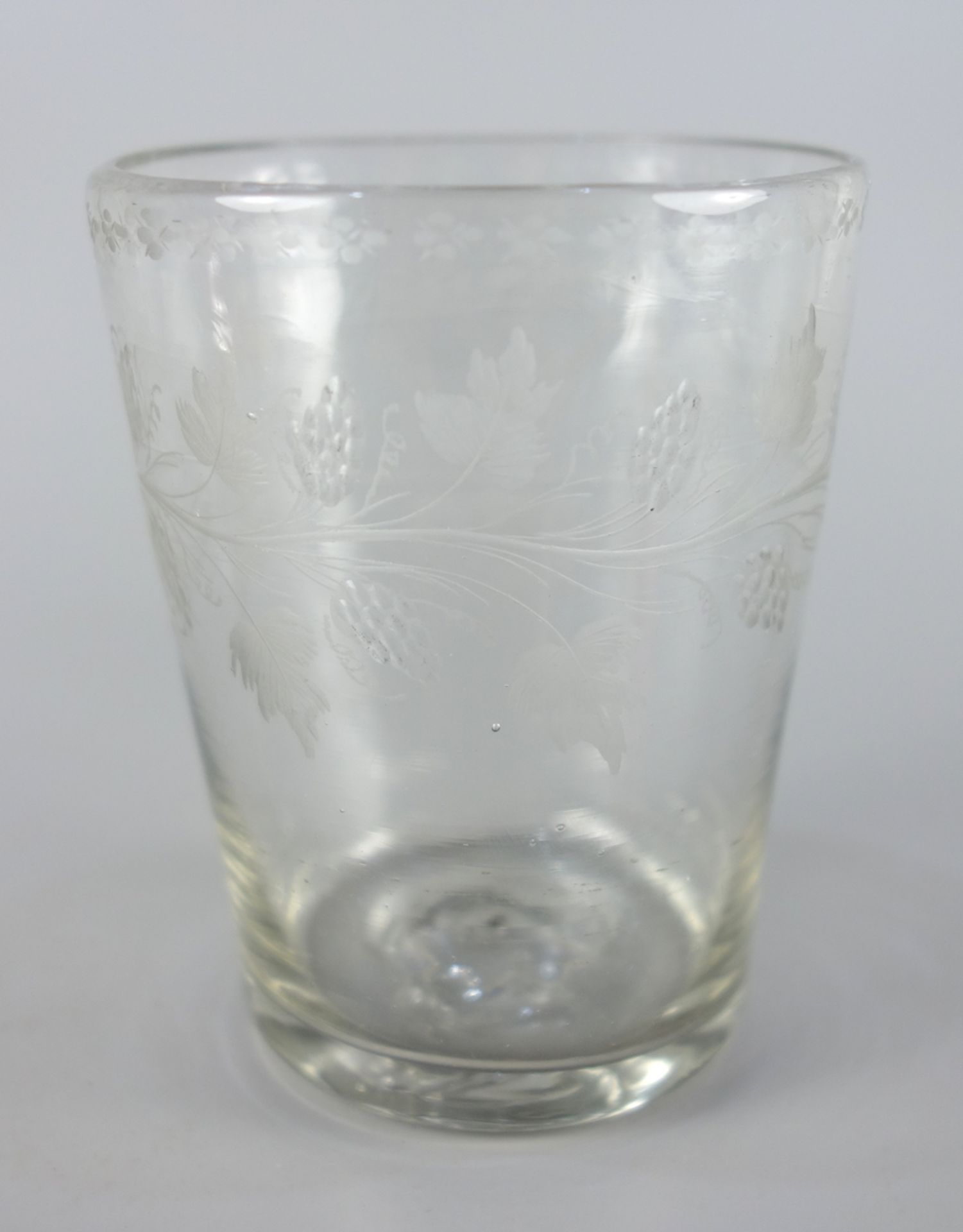 kleines Becherglas mit Initialen, um 1820/1830, umlaufende Weinrebenranke im Bl - Bild 3 aus 4