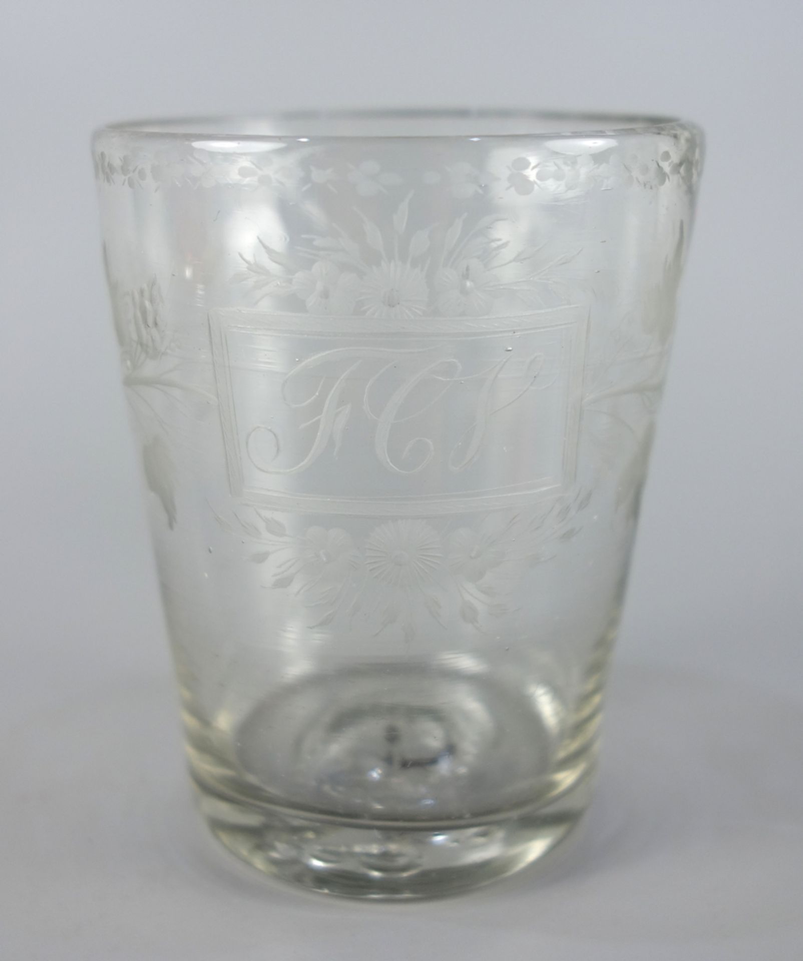 kleines Becherglas mit Initialen, um 1820/1830, umlaufende Weinrebenranke im Bl