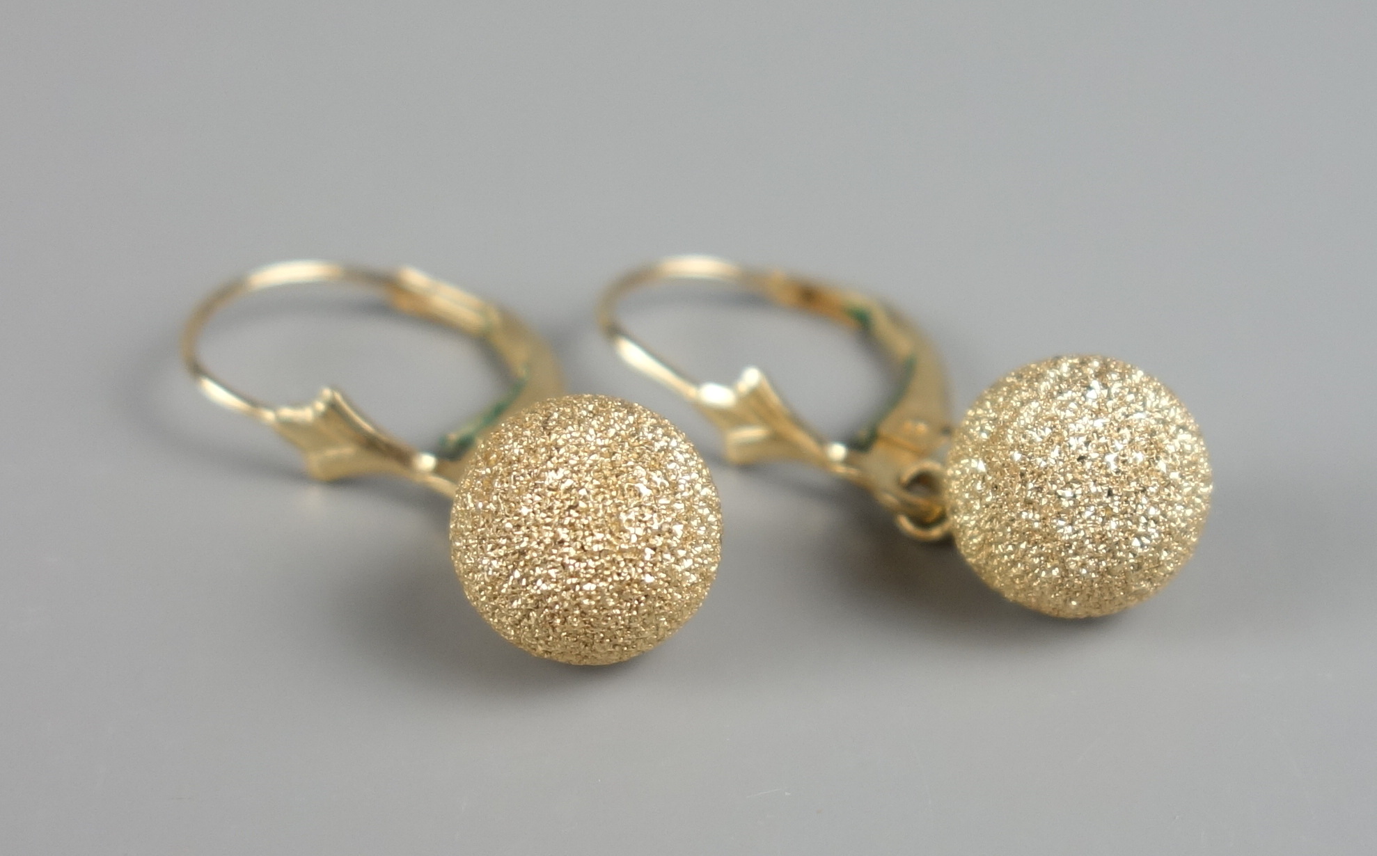 Paar Ohrhänger mit Kugelabhängung, 585er Gold, Gew.1,16g, Kugeln, diamantiert,