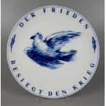 Wandteller "Der Frieden besiegt den Krieg", Meissen, 1970er Jahre, I.Wahl, Taub