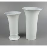 2 Vasen, Kaiser Porzellan, Weißporzellan, um 1970, 1* Form-N.1549, H.23,4cm, 1*