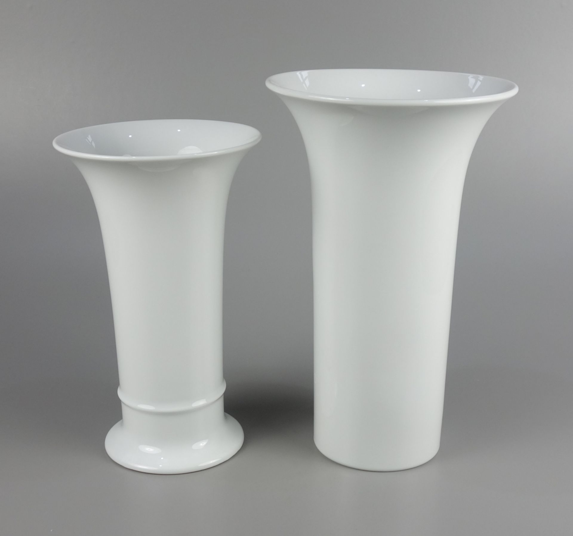 2 Vasen, Kaiser Porzellan, Weißporzellan, um 1970, 1* Form-N.1549, H.23,4cm, 1*