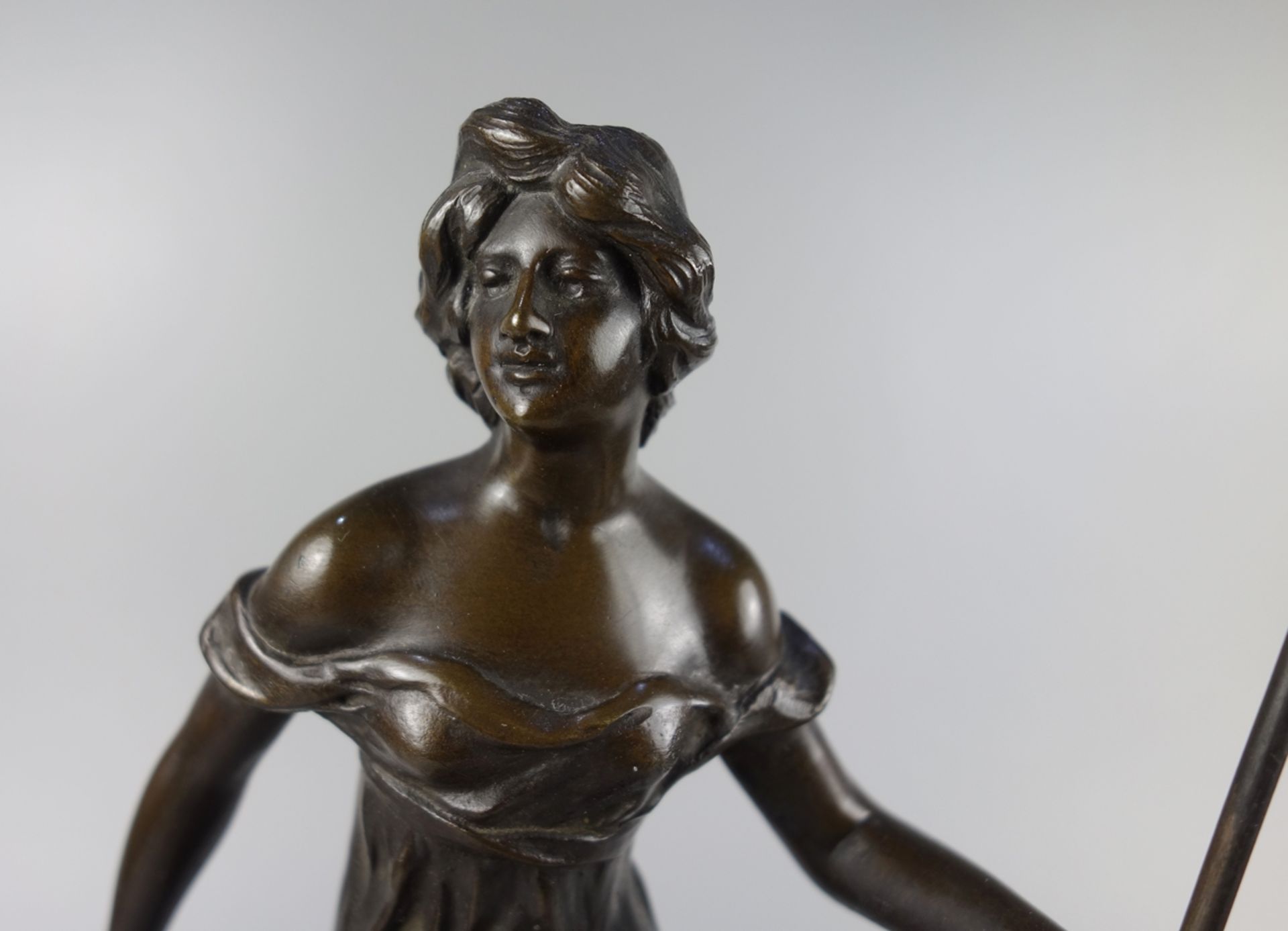 A. Chaberc "Fischerin", Bronze patiniert, um 1900, auf felsigem Grund stehende - Bild 2 aus 6