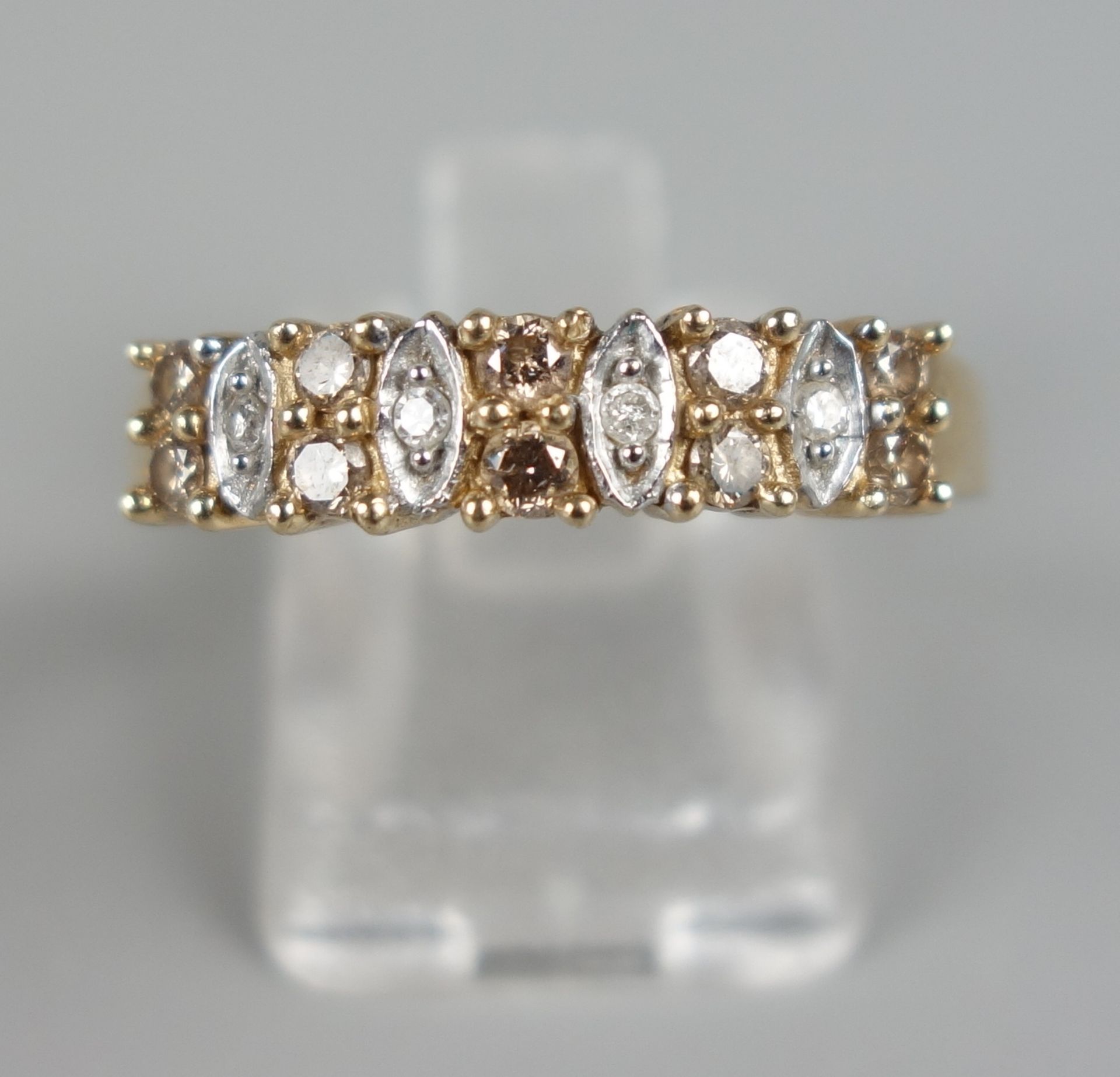 Ring mit Diamanten, klar und Fancy Brown , 375er Gold, Gew.3,07g, 10 Diamanten - Image 2 of 2