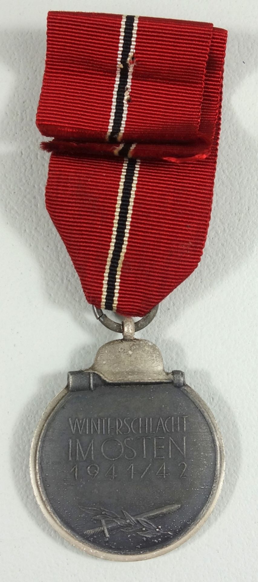 Winterschlacht im Osten 1941/42, Medaille am Band, Zink, mit versilbertem Rand - Bild 2 aus 2