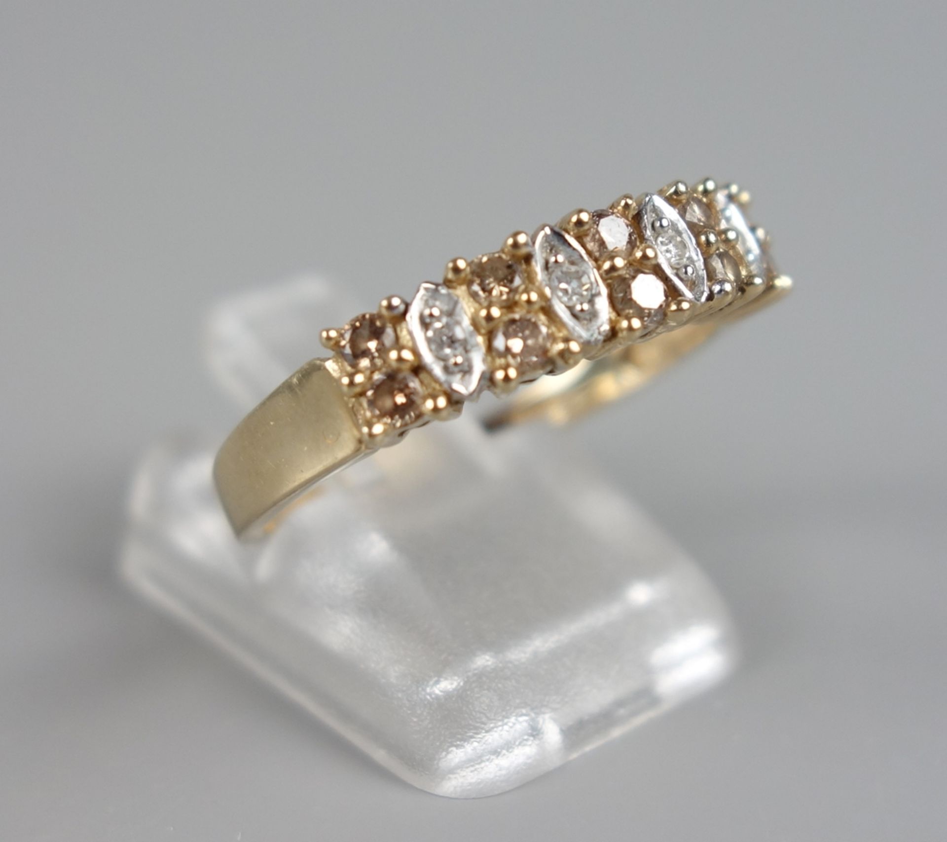 Ring mit Diamanten, klar und Fancy Brown , 375er Gold, Gew.3,07g, 10 Diamanten