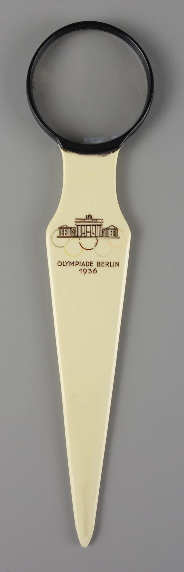 Brieföffner Olympiade 1936, mit Lupe, elfenbeinfarbener Kunststoff mit Aufdruck