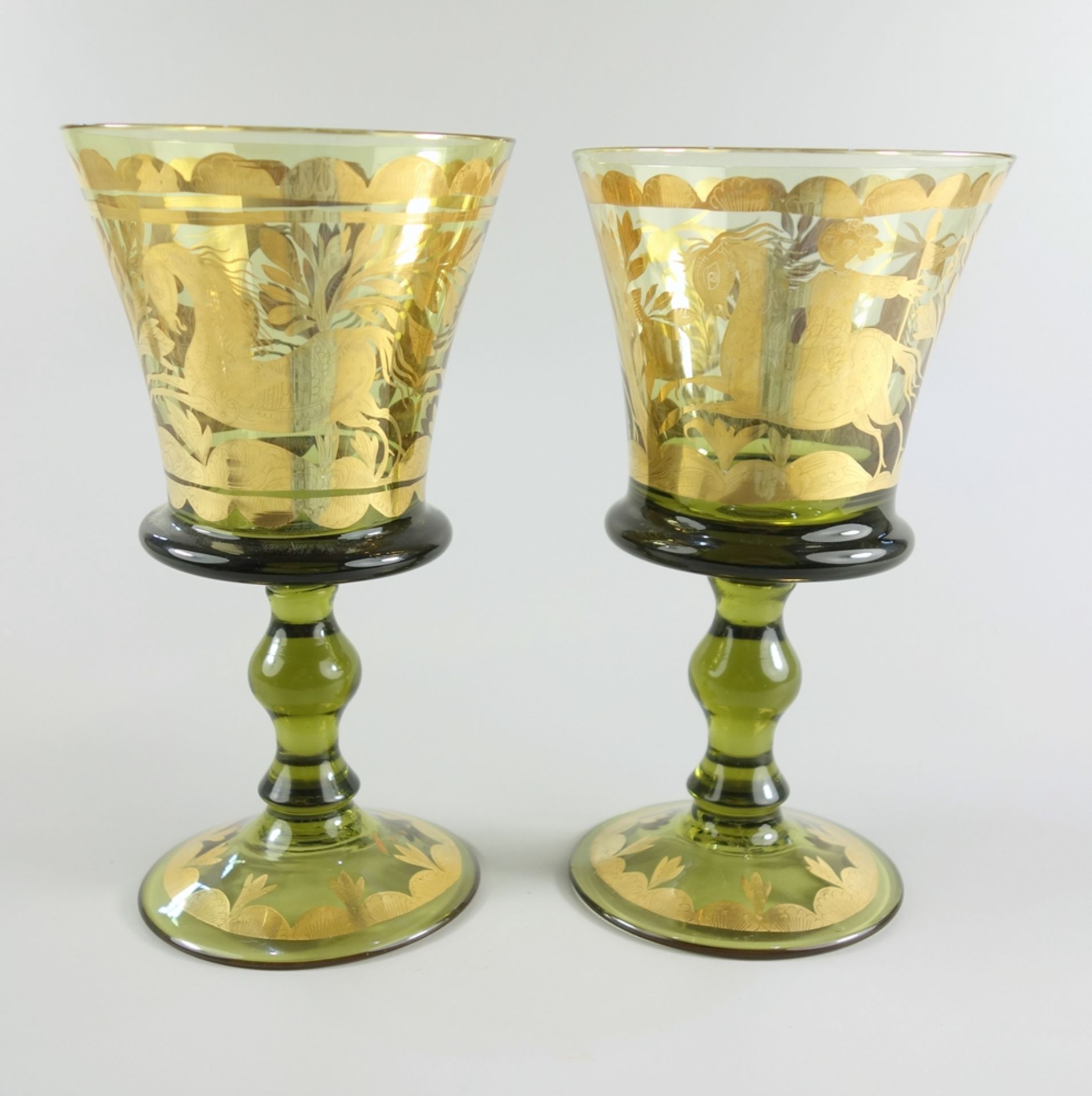 2 Gläser, Grünglas mit Golddekor, Meran Südtirol, datiert 1974, H.15,8cm, 1 Gla