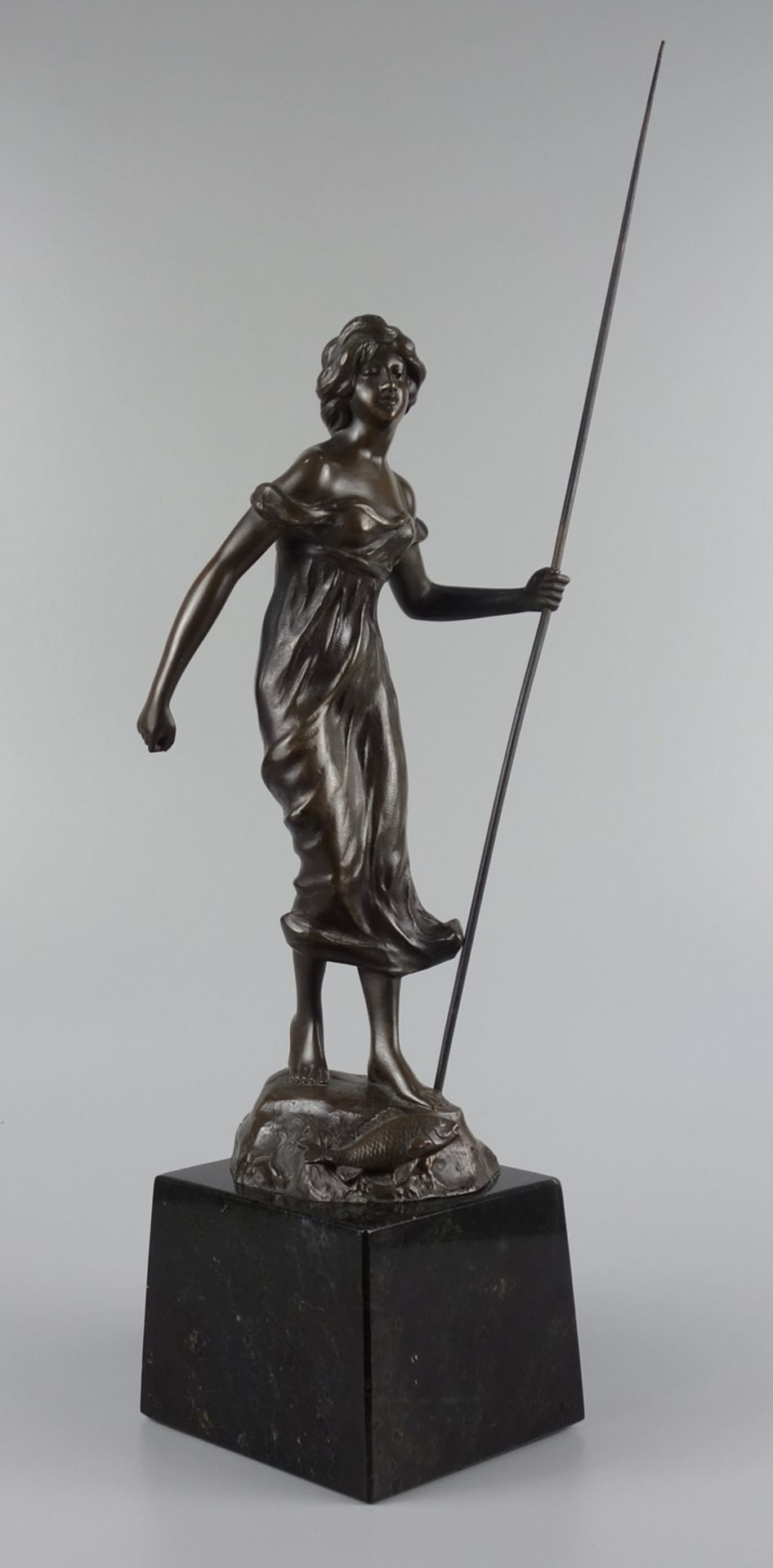 A. Chaberc "Fischerin", Bronze patiniert, um 1900, auf felsigem Grund stehende - Bild 3 aus 6