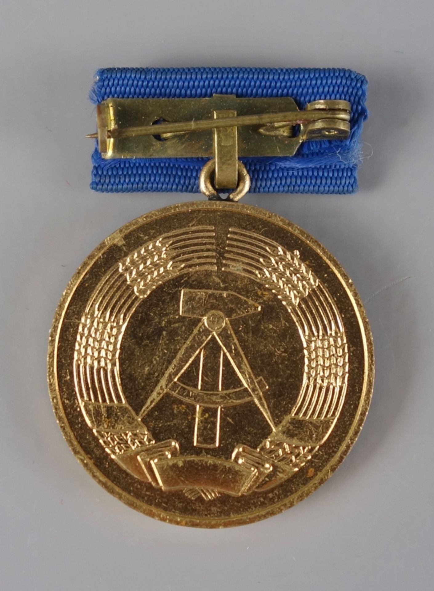 Kurt Barthel Medaille vergoldet, 1.Version, vergoldete Medaille, D.30mm, an Spa - Bild 2 aus 2