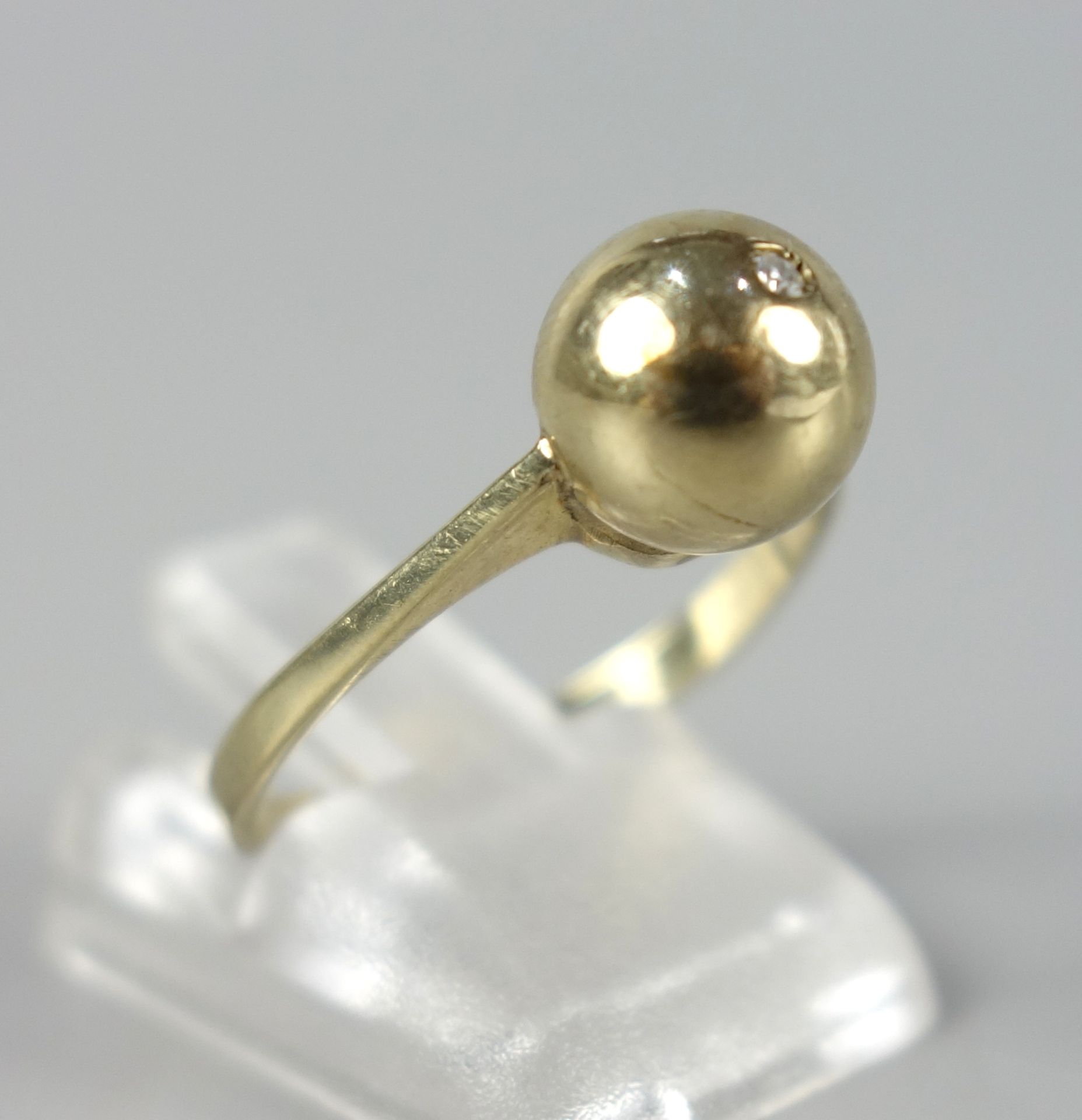 Kugel- Ring mit kleinem Diamant, 333er Gold, Gew.1,89g, Kugelringkopf mit zentr