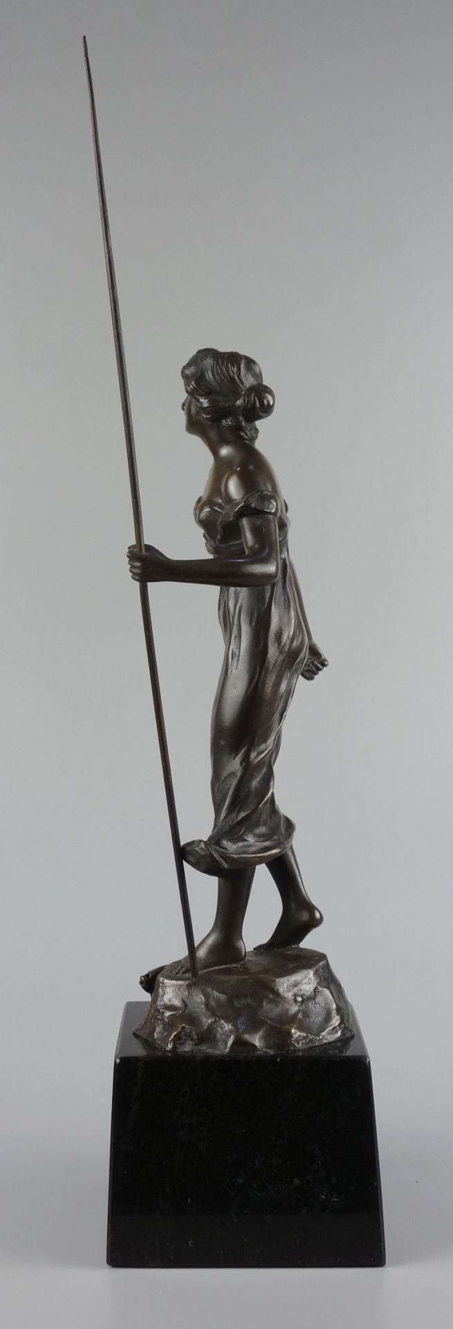 A. Chaberc "Fischerin", Bronze patiniert, um 1900, auf felsigem Grund stehende - Bild 5 aus 6