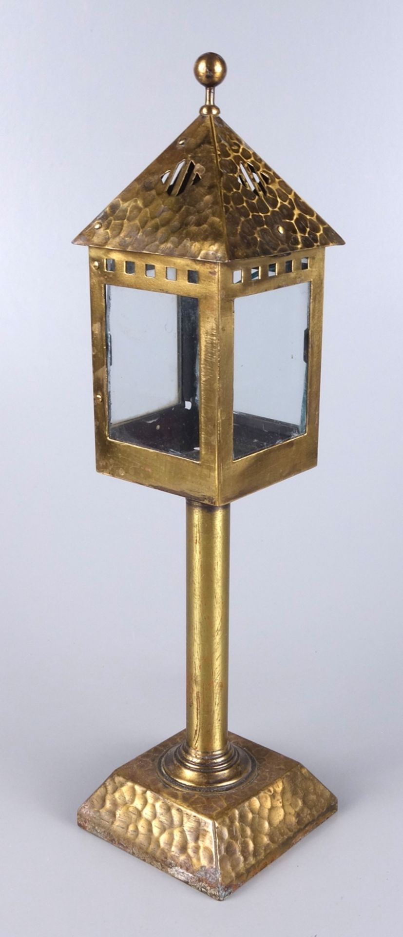 Windlicht/ Kerzenhalter, Messing mit Hammerschlag, 1920er Jahre, zylindrischer