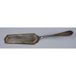 Tortenheber mit Kreuzbandgravur, Anf. 20 Jh., 800er Silber, schlichter Griff, L