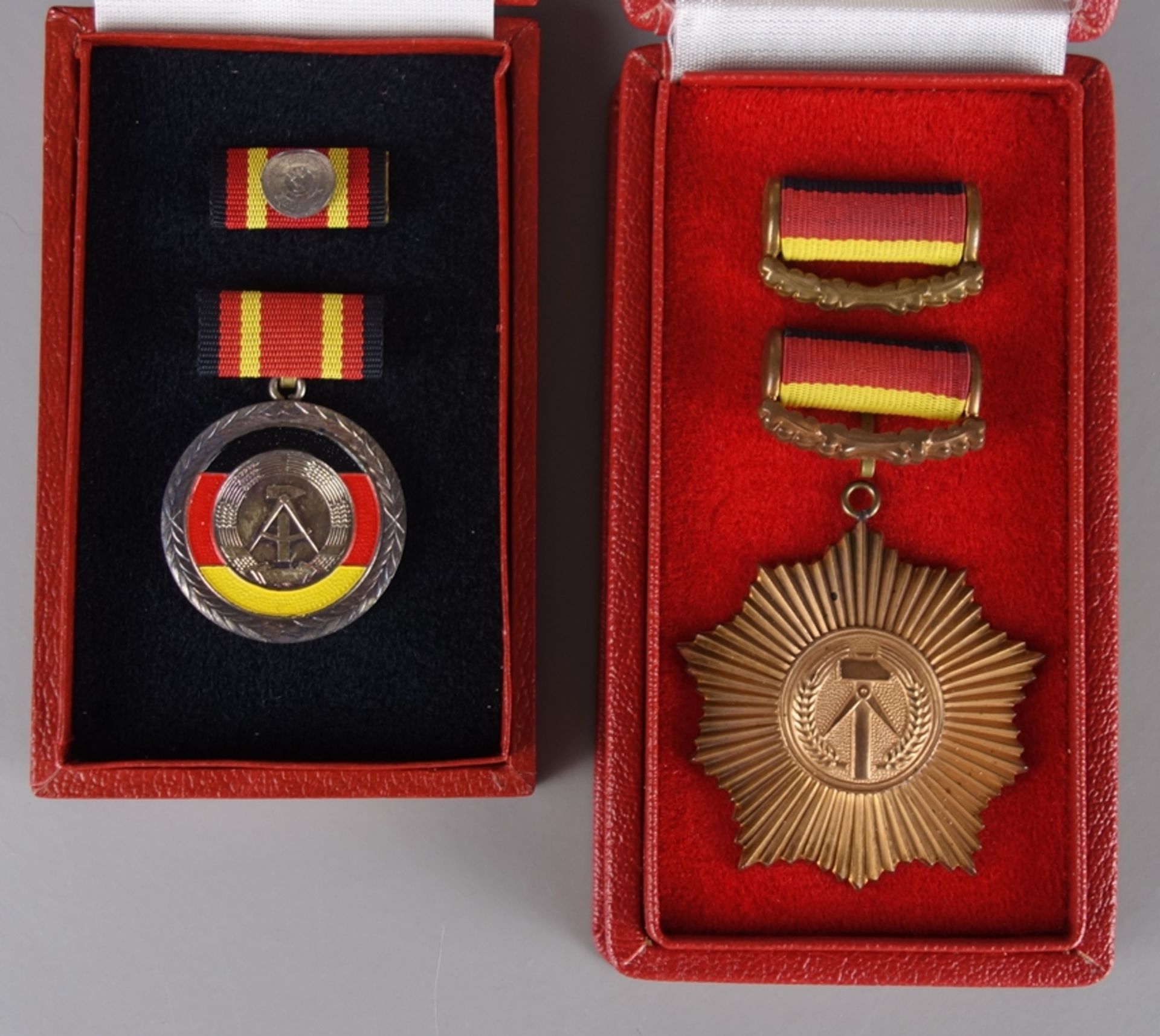 Vaterländischer Verdienstorden in Bronze und Verdienstmedaille der DDR, mit Urk