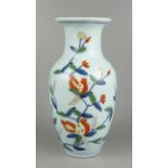 Vase mit floralem, asiatischen Dekor, 20.Jh., ungedeutete Bodenmarke ""W" oder