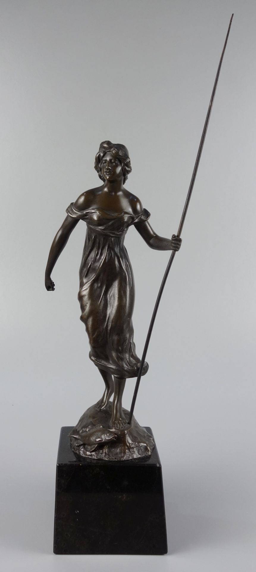 A. Chaberc "Fischerin", Bronze patiniert, um 1900, auf felsigem Grund stehende