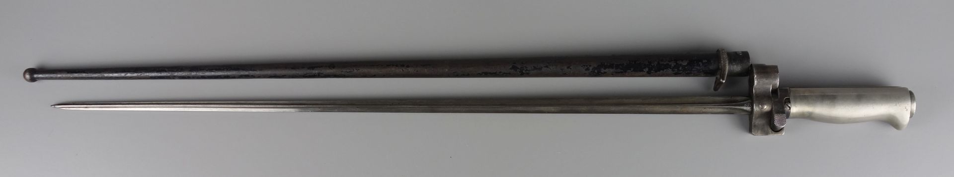 Bajonett M1886 Lebel, Frankreich, Vierkantklinge, Gesamt-L.63,4cm, L. der Schei - Bild 3 aus 3