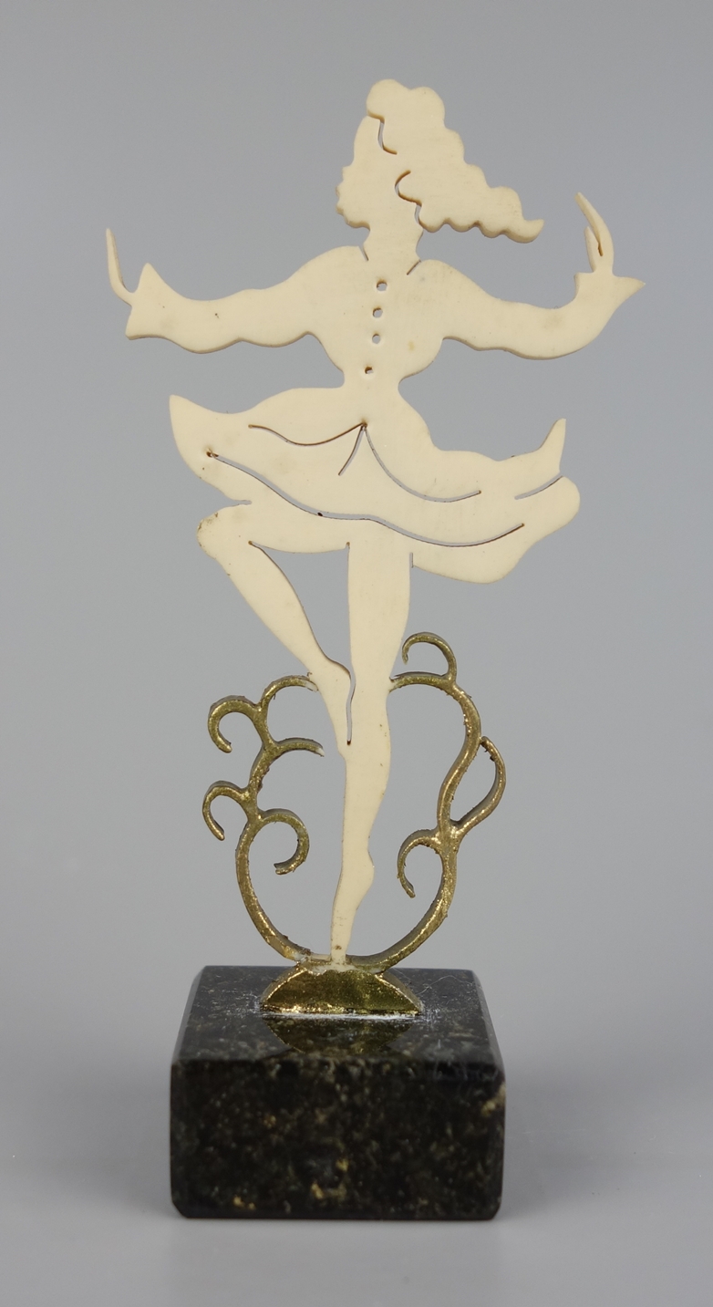 Miniatur "Tänzerin", Bein auf Marmor, 30er Jahre, gesägte Platte aus Bein, part