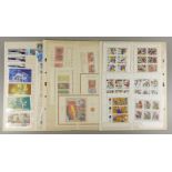 2 Hefter mit Briefmarken, postfrisch, DDR40 Blöcke, 41 Kleinbögen, 22 Zusammendrucke