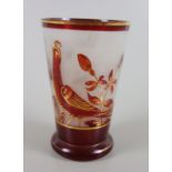 Glas mit Vogelmotiv, rubinrot gebeizt, Böhmen, um 1930Wulststand, konische Wandung, mattiert