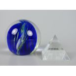 2 Paperweights: Caithness LIMELIGHT Schottland, "Pyramide", Steinbach Glaskunstrunder Paperw