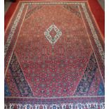 großer Teppich, Housseinabad, Persien ca. 528x323cm (laut Etikett)rotgründig, zentrales Meda