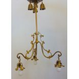 Jugendstil- Deckenlampe, um 1900Messing vergoldet, 3 floral geschwungene Leuchterarme, an De