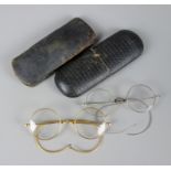 2 Brillen in Etui, vergoldet und vernickelt, um 1920/1930jeweils mit biegsamen Bügeln, runde