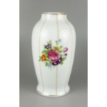 Vase mit Blumenbuketts, Rosenthal, Luise, um 1910Schau- und Rückseite mit polychromen Blumen