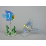 2 Glasfiguren: Fische1* blau gestreifter Fisch an Metallstab über Meeresalgen, H.7,6cm; 1* F