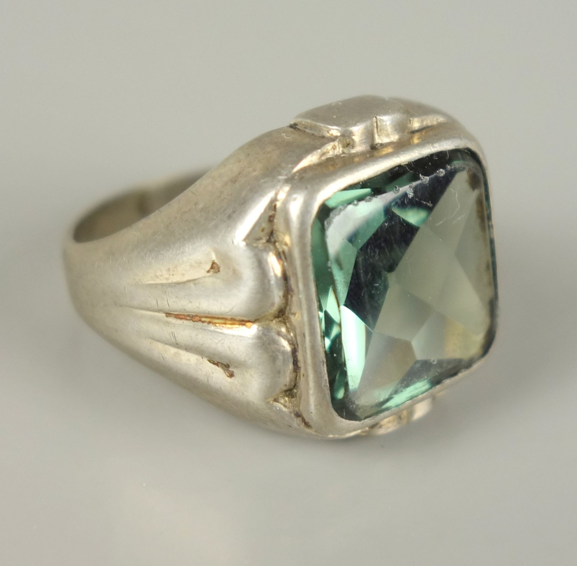 Ring mit grünem Stein, 835er SilberGew.5,81g, quadratischer, facettierter Stein, U.56