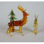 2 Figuren: Hirsch und Hase, Lauscha-GlasAchtender vor einer Tanne stehend, L*L 8*6cm; Hase,