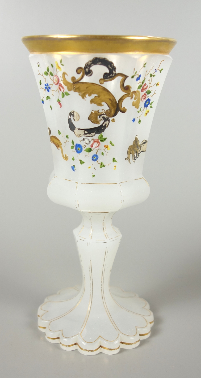 Pokalglas aus Alabasterglas, 19.Jh.gekerbter Stand, facettierter Schaft, Goldkonturen, facet