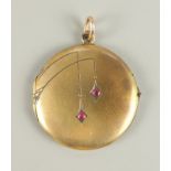 Medaillon mit roséfarbenen Steinen, Doublé, Jugendstilrund, seitlich scharniert, D.31mmm; Rü