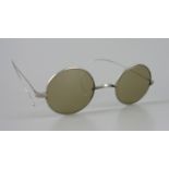 Sonnenbrille, vernickelt, um 1940rund, Gläser mit Stärke, D.3,8cm, biegsame Bügel, Gestell-B