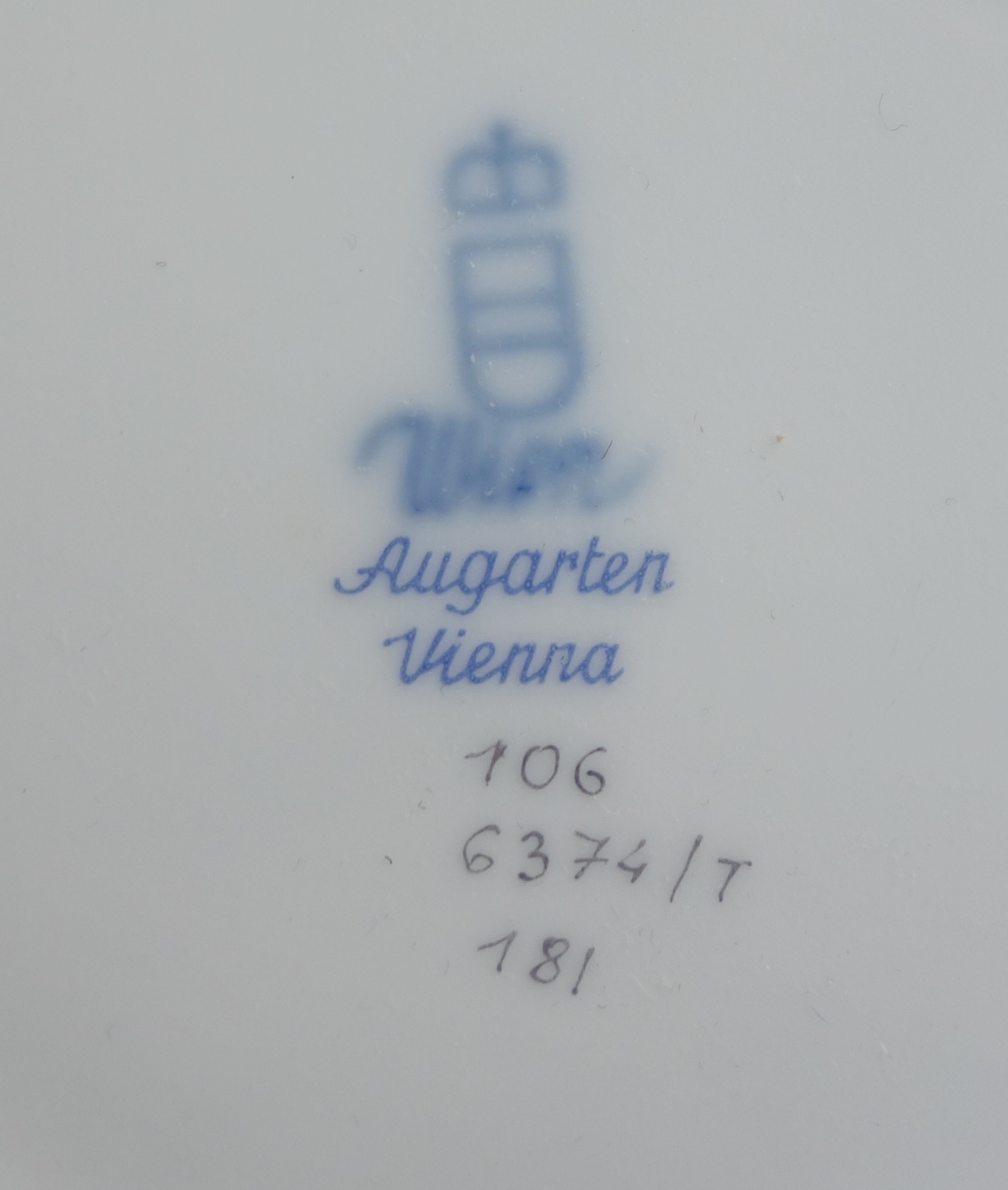 Deckelvase mit spazierendem Paar, Augarten, Wien, 2.Hälfte 20.Jh.Handmalerei, rückseitig Str - Image 3 of 3