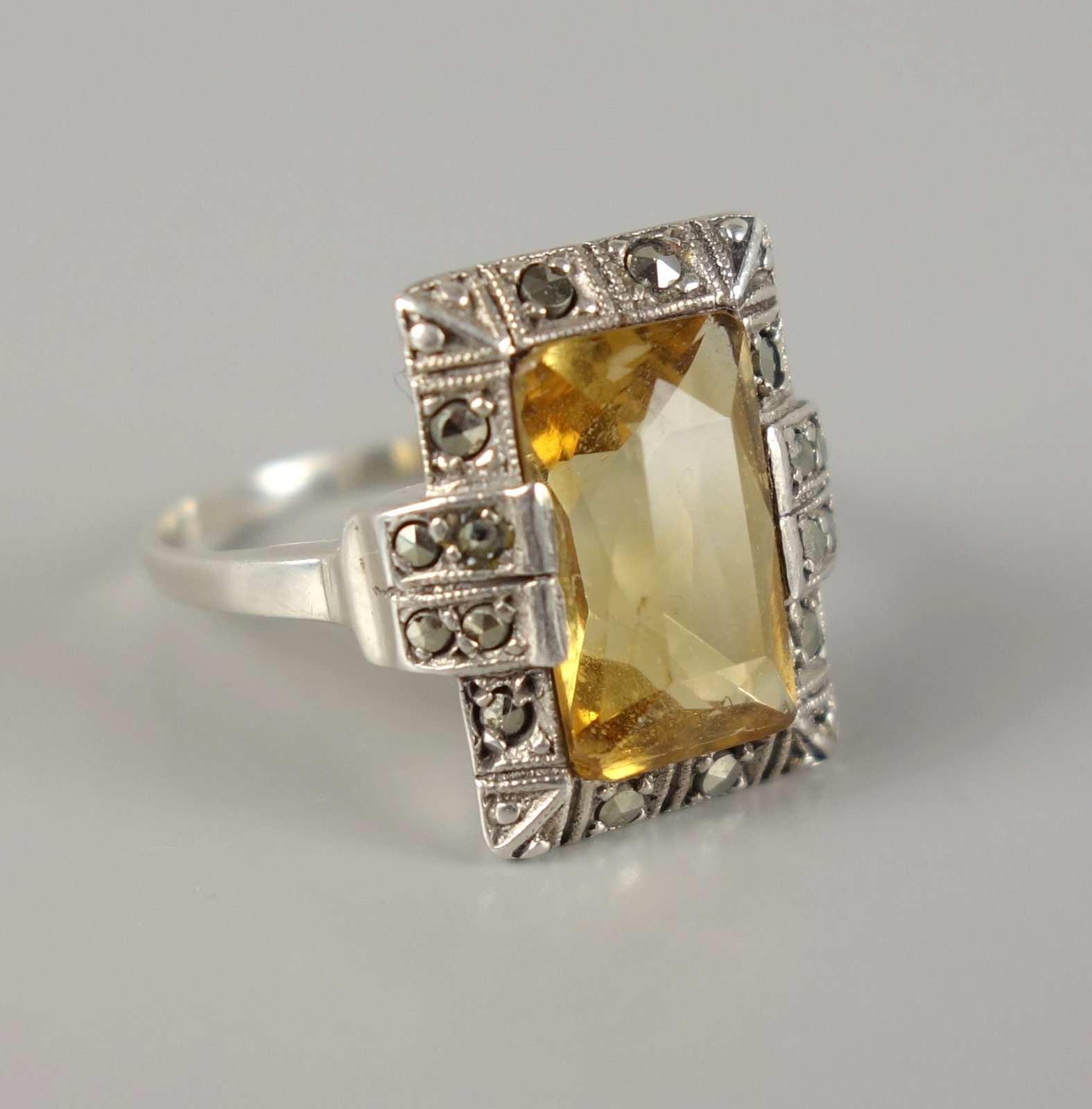 Ring mit citrinfarbenem Stein, 830er Silber, 1930er Jahre, Art DécoGew.5,55g, Stein im Trepp